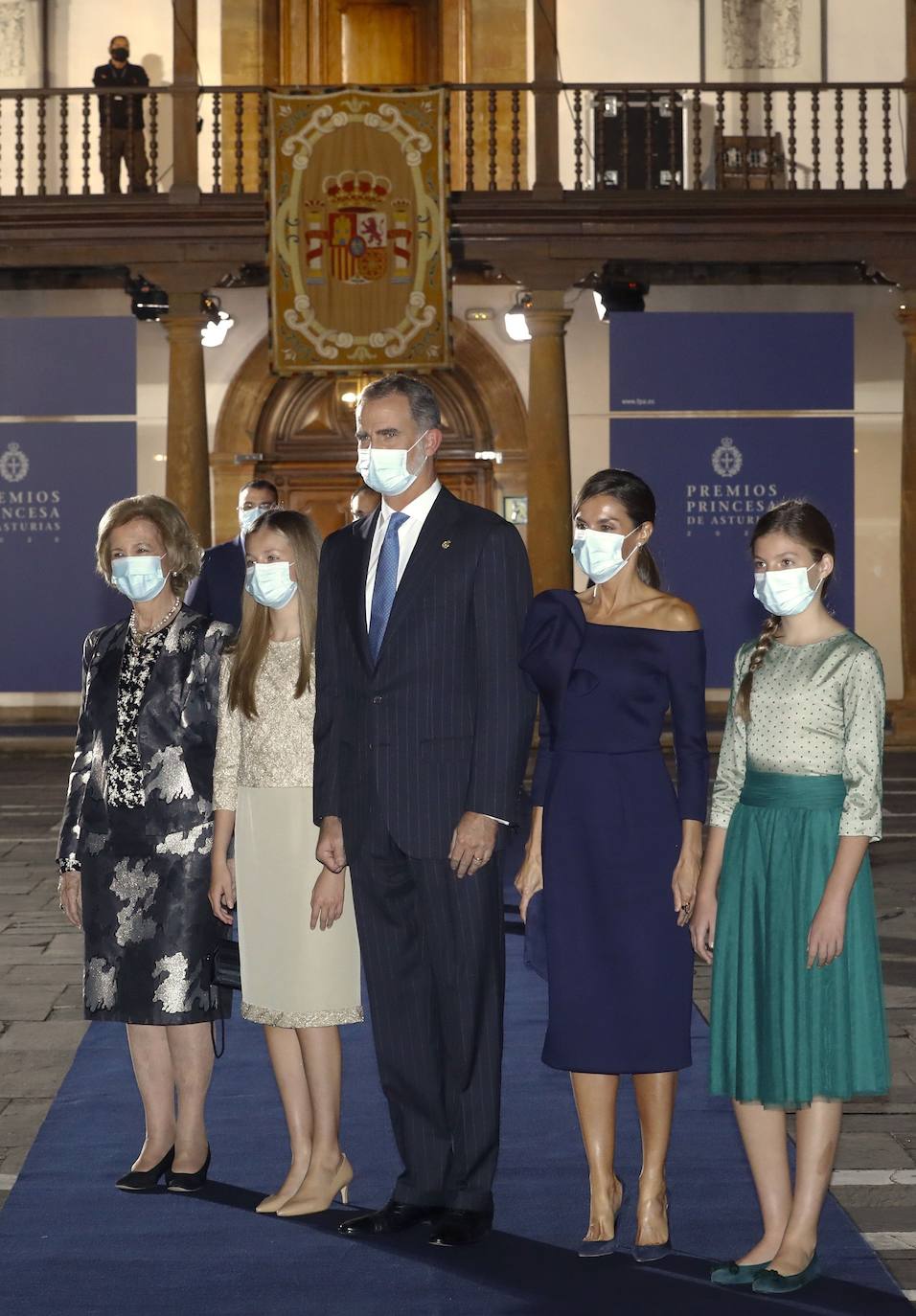 Los Reyes y sus hijas han mantenido este viernes una reunión con los galardonados en la 40 edición de los premios Princesa de Asturias que estarán presentes en la ceremonia de entrega en Oviedo, entre ellos representantes del colectivo sanitario y el piloto de rallys Carlos Sainz. Felipe VI, la reina Letizia, la princesa Leonor y la infanta Sofía han recibido a los premiados junto a los presidentes de los jurados de estas distinciones y miembros de los patronatos Princesa de Asturias y Fundación. Por la tarde ha tenido lugar el acto en el Hotel de la Reconquista de Oviedo con aforo limitado y sin público siguiendo las recomendaciones sanitarias frente al coronavirus.