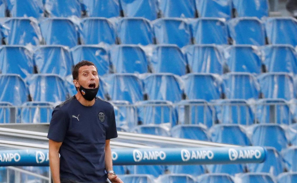 Javi Gracia da instrucciones a sus jugadores durante el partido ante la Real Sociedad. 