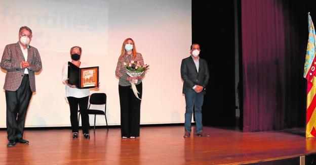 El alcalde y el concejal de Cultura entregan el premio a las representantes del colectivo.