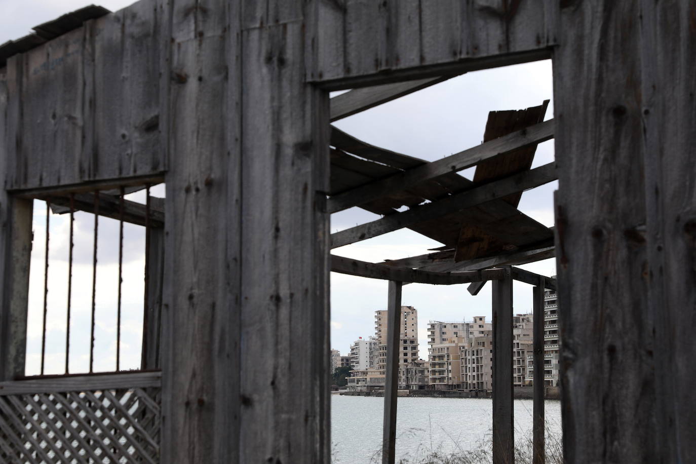 Varosha era el sector más prospero de la ciudad de Famagusta (Chipre), que tenía 40.000 habitantes, antes de ser ocupada por las tropas turcas en 1974. Todos sus habitantes fueron expulsados. En 1984 la ONU emitió una resolución que declara «inadmisible» todo intento de poblar cualquier parte de Varosha con personas que no sean sus habitantes originales. La pasada semana, Ersin Tatar, hasta ahora primer ministro de la autoproclamada República Turca del Norte de Chipre (RTNC) y el presidente turco, Recep Tayyip Erdogan, anunciaron por sorpresa la apertura de parte de la playa del barrio fantasma de Varosha.