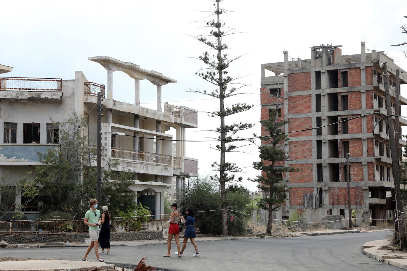 Varosha era el sector más prospero de la ciudad de Famagusta (Chipre), que tenía 40.000 habitantes, antes de ser ocupada por las tropas turcas en 1974. Todos sus habitantes fueron expulsados. En 1984 la ONU emitió una resolución que declara «inadmisible» todo intento de poblar cualquier parte de Varosha con personas que no sean sus habitantes originales. La pasada semana, Ersin Tatar, hasta ahora primer ministro de la autoproclamada República Turca del Norte de Chipre (RTNC) y el presidente turco, Recep Tayyip Erdogan, anunciaron por sorpresa la apertura de parte de la playa del barrio fantasma de Varosha.