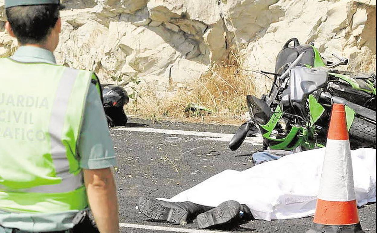 Una gente de la Guardia Civil en un accidente de moto en Xixona, en una imagen de archivo. 