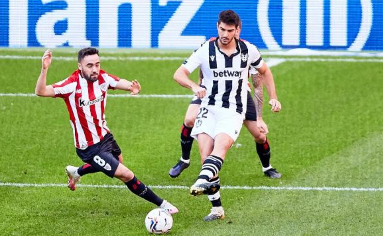 Melero pugna con Unai López en el partido de San Mamés. 