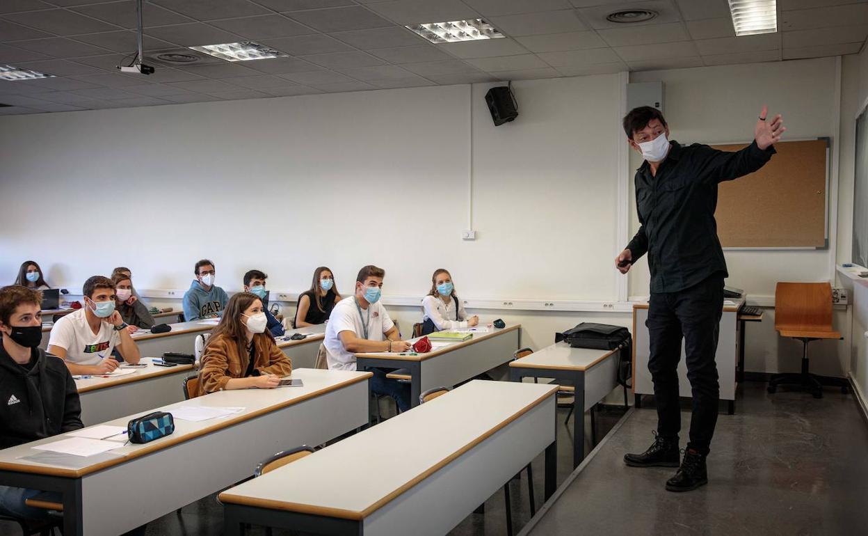 Alumnos de la Escuela Técnica Superior de Ingenieros Industriales, en clase. 