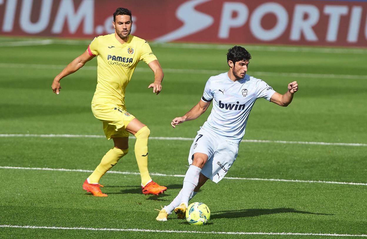 Gonçalo Guedes controla el esférico ante la atenta mirada de Vicente Iborra. ep
