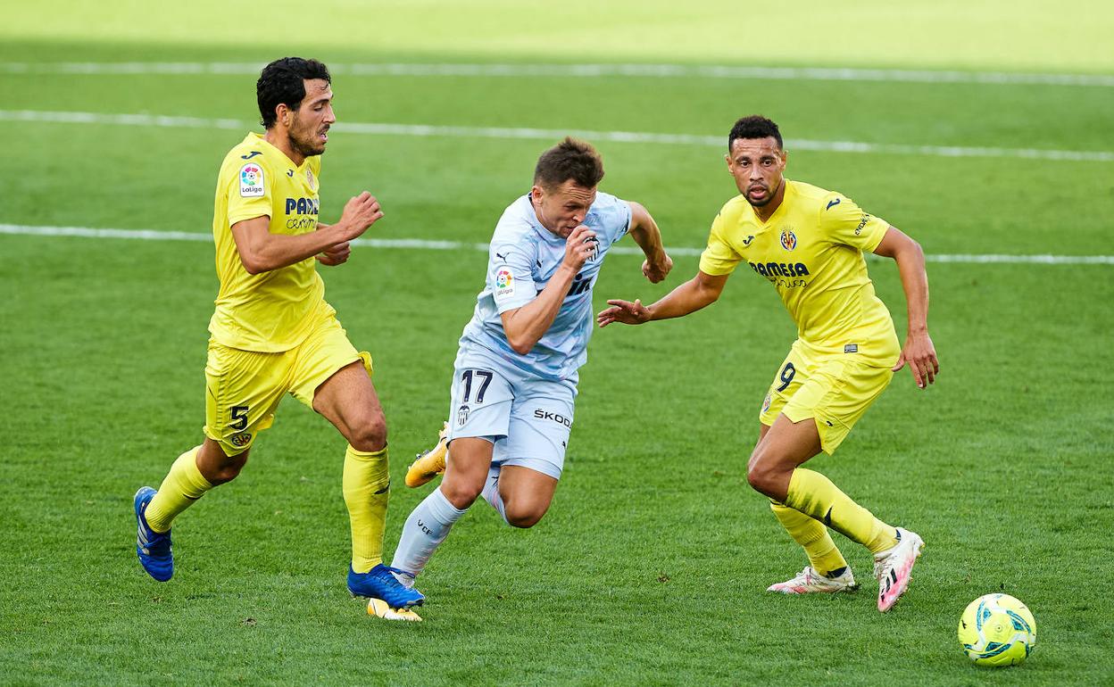 Cheryshev controla el esférico ante sus excompañeros Parejo y Coquelin en La Cerámica. 