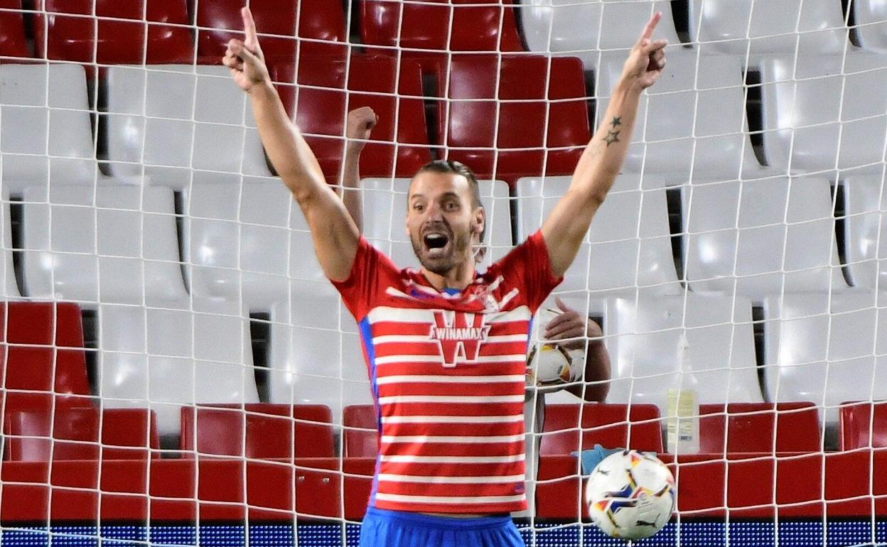 Roberto Soldado celebra un gol con el Granada CF. 