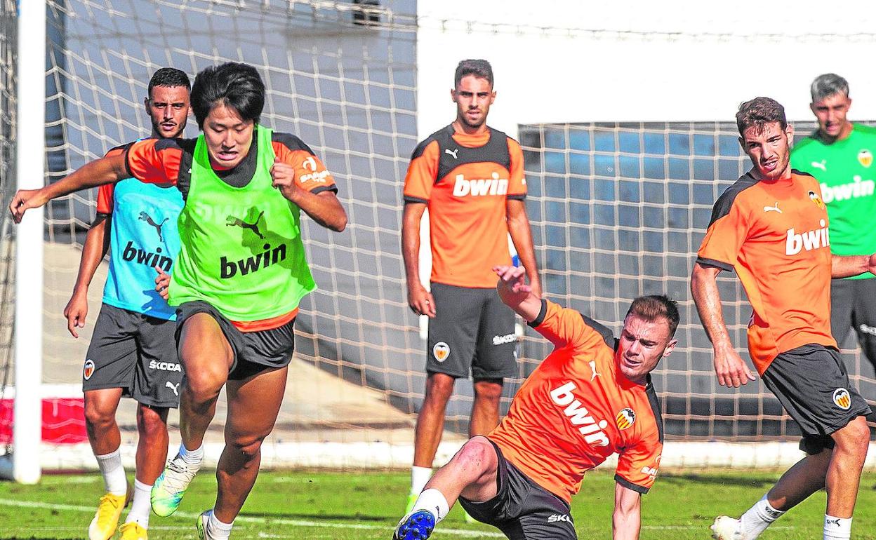 Intensidad. Kang In Lee, con el balón controlado en un entrenamiento del Valencia en Paterna. 