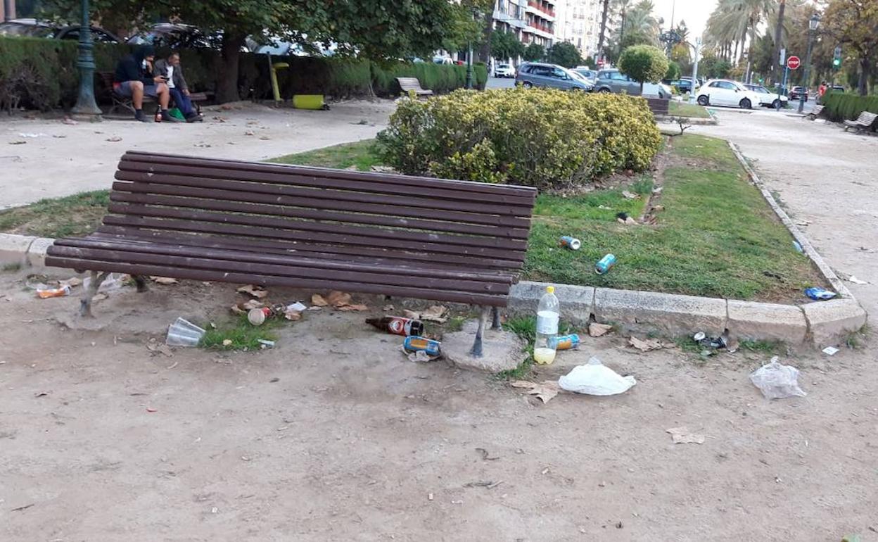 Restos de botellón en la avenida Jacinto Benavente. 