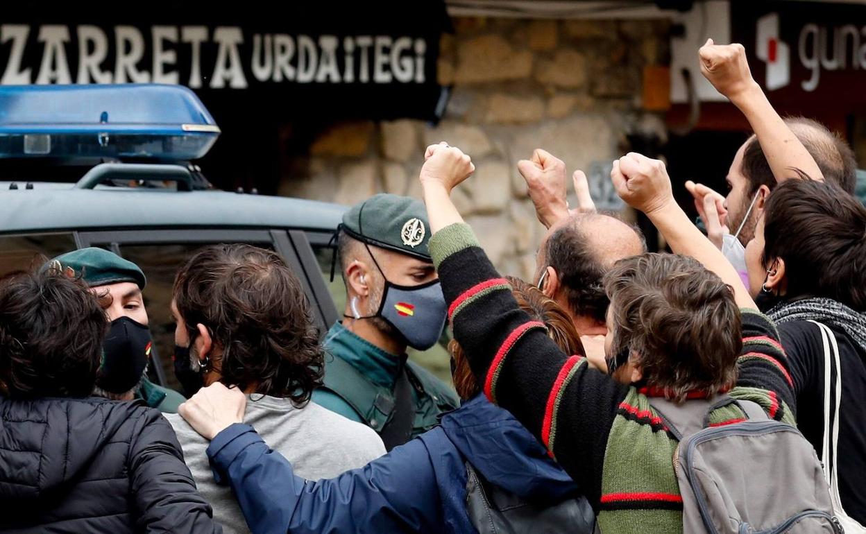 Momento de la detención de tres exmiembros de ETA en Zarautz