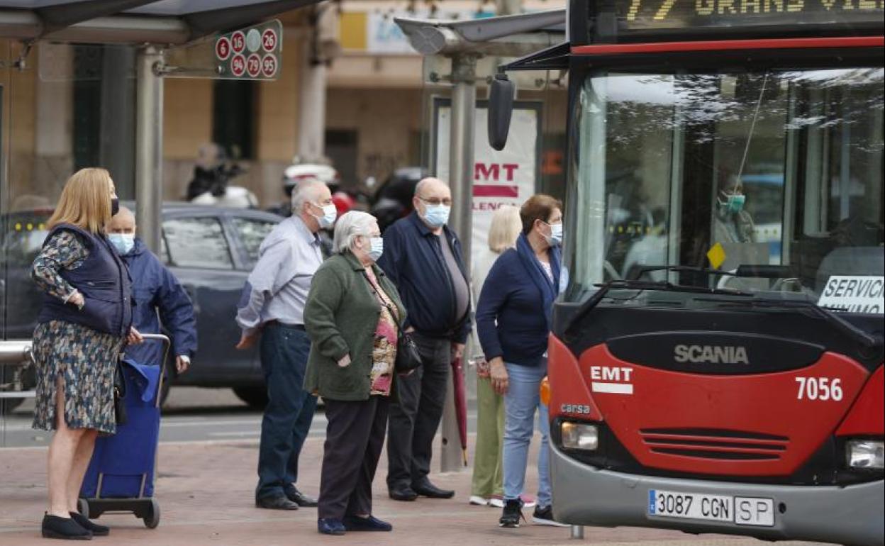 Usuarios de la EMT esperan para coger un autobús durante un paro. 