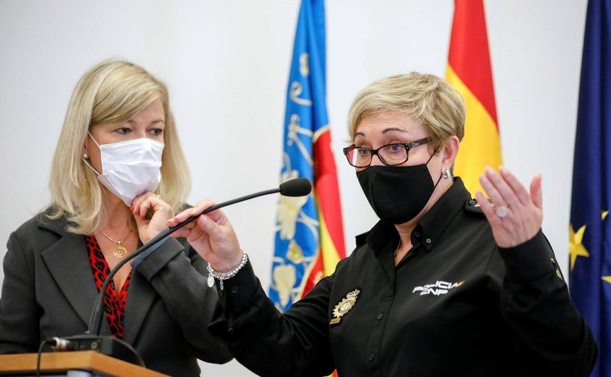 Gabriela Bravo y la comisaria de la Policía Autonómica, Marisol Conde, en la rueda de prensa. 