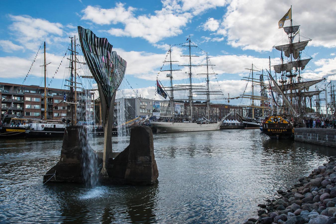 El río Aura, el alma de Turku, recorre la ciudad e invita al viajero a pasear por sus orillas, a pie o en bicicleta, o navegando por sus aguas en un barco de alquiler para descubrir algunos de los rincones más bellos de la ciudad.