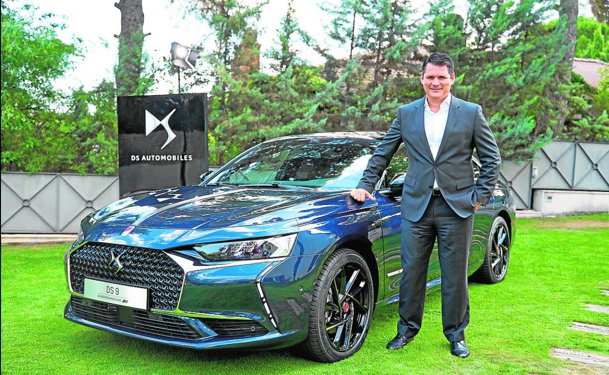 El director general de DS, con el DS9, la berlina híbrida que la marca lanzará antes de final de año.