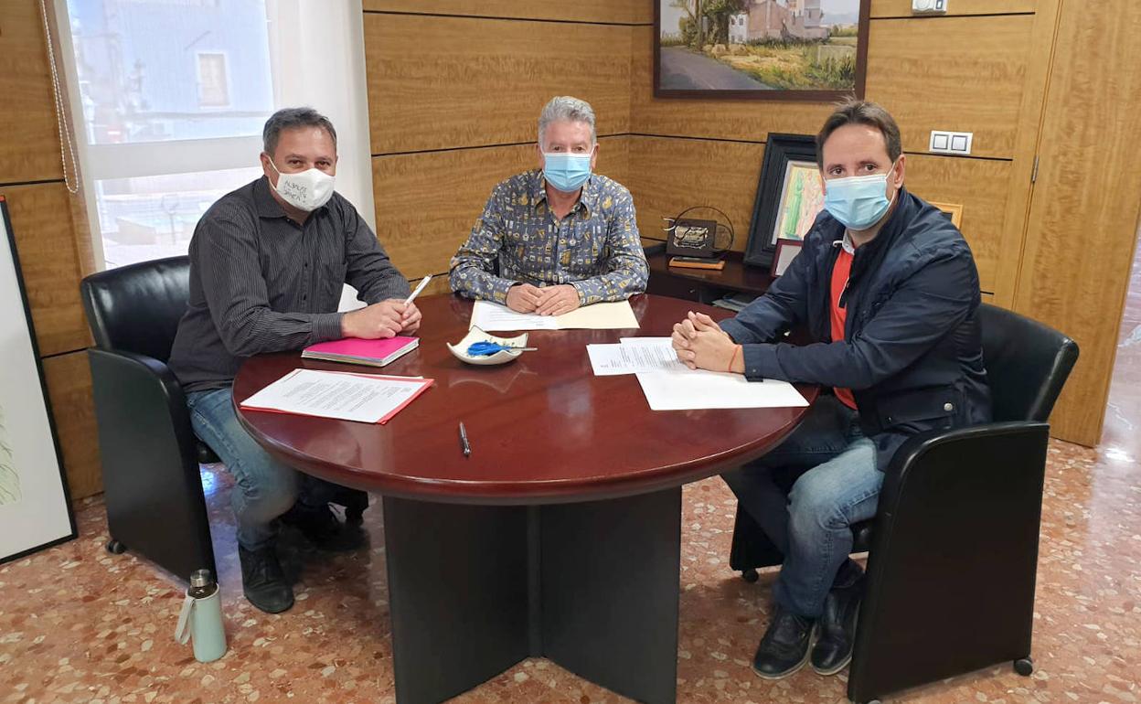 Los alcaldes Sergi Ruiz (Foios), José Vicente Andreu (Albuixech) y Nicolau Claramunt (Albalat dels Sorells), en la reunión. 