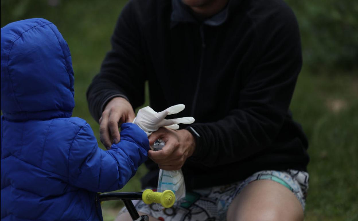 Niño jugando con guantes durante la pandemia del coronavirus.