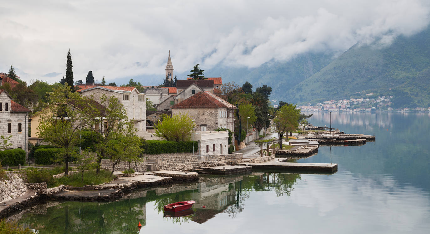 14.- Bahía de Kotor (Montenegro) | Protegida por la UNESCO, la Bahía de Kotor es el fiordo más meridional de Europa. La también llamada Bahía de Boka o Bocas de Kotor, realmente se trata de un antiguo cañón sumergido erosionado por el paso del río Bokalj, encajado entre los Alpes Dináricos.