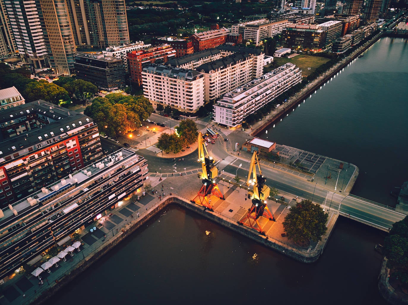 3.- Puerto Madero (Buenos Aires, Argentina) | Puerto Madero es uno de los cuarenta y ocho barrios en los que se divide la Ciudad Autónoma de Buenos Aires (CABA), de la República Argentina. Su ubicación, cercana a la zona este de la ciudad, lo extenso de su área y su vista al río hacen que este distrito sea uno de los más valorados de la ciudad.