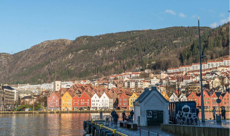 8.- Bergen (Noruega) | Llaman la atención las coloridas fachadas de las casas del barrio de Bryggen, que se asoman al puerto de la ciudad noruega de Bergen, un paisaje digno de ver, con las montañas a sus espaldas. 