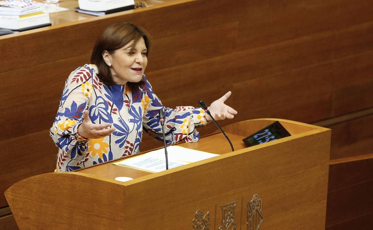 La presidenta del PPCV, Isabel Bonig, en la tribuna de Les Corts.