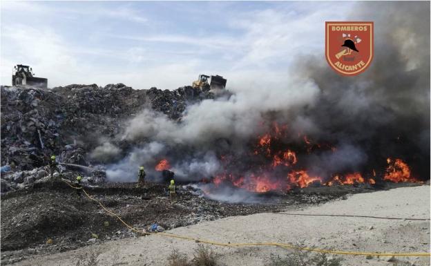 Incendio en el vertedero de Fontcalent de Alicante. L. P. 