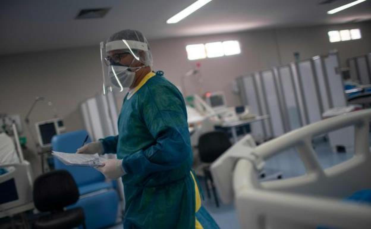 Un sanitario, trabajando durante la pandemia