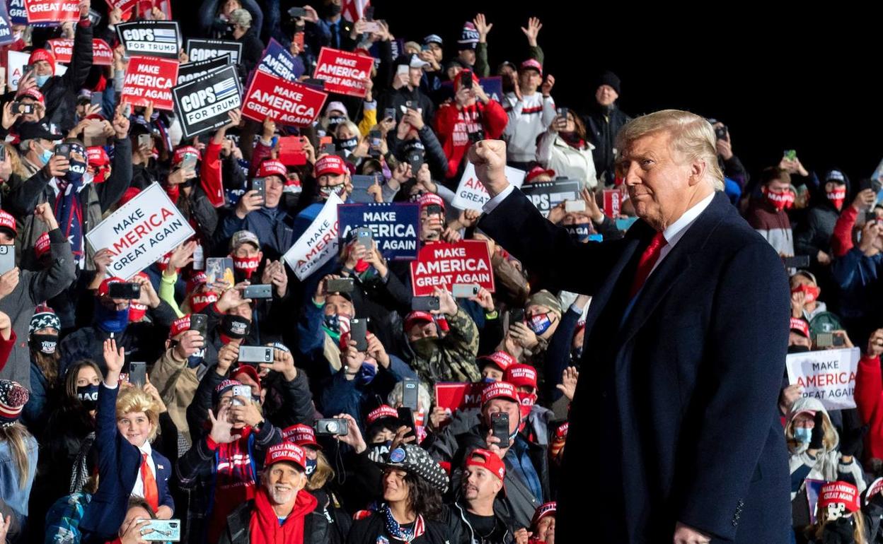 El presidente de EE_UU, Donald Trump, saluda a sus simpatizantes a su llegada al aeropuerto de Eire, en Pennsylvania, para un mitin.