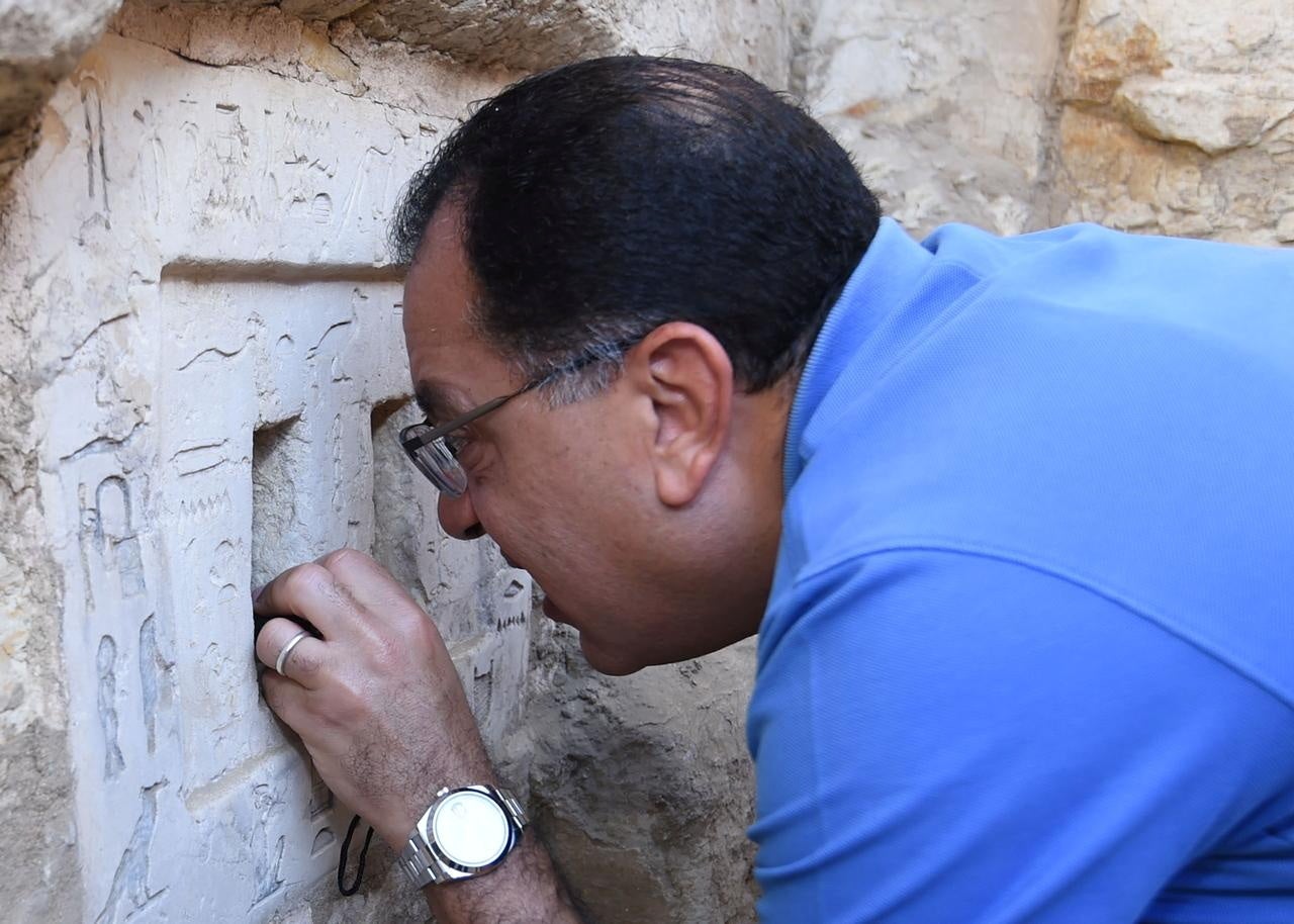 Tres nuevos pozos con un gran número de ataúdes humanos decorados y cerrados hace más de 2.500 años, además de estatuas de madera coloridas, han sido descubiertas en Saqara, al sur de El Cairo. La misión arqueológica egipcia ha anunciado varios descubrimientos arqueológicos importantes en este yacimiento arqueólogico, la última de los cuales fue revelar 59 ataúdes humanos coloridos dentro de los cuales hay momias en buen estado de conservación de funcionarios y sacerdotes de la 26ª dinastía anunciados en una conferencia de prensa mundial a principios de octubre. Los detalles de este descubrimiento serán anunciados durante las próximas semanas en una conferencia de prensa en el sitio arqueológico Saqqara, después de que se complete la documentación arqueológica y la fotografía, informó el Ministerio de Antigüedades de Egipto en un comunicado.