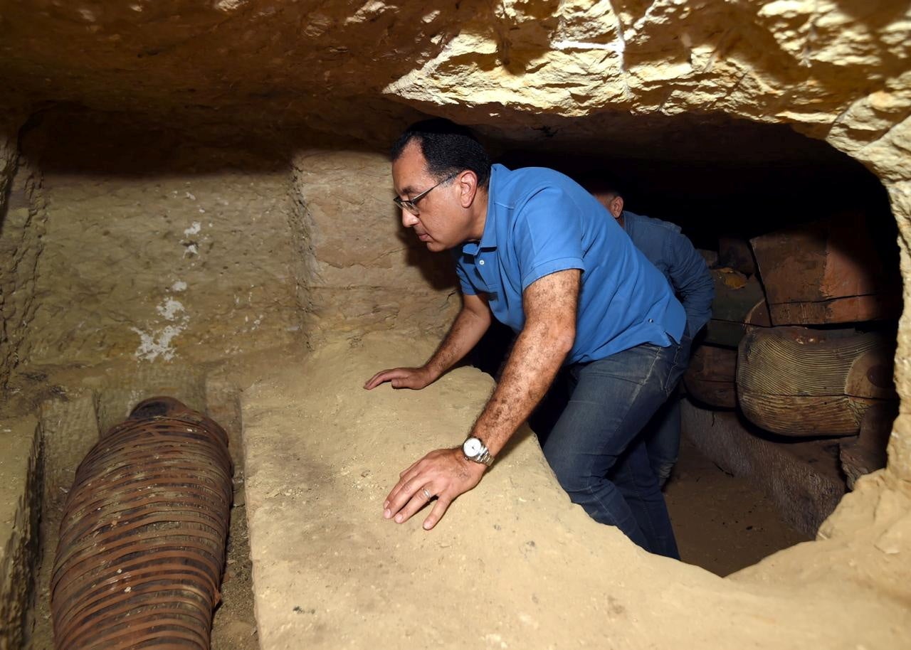 Tres nuevos pozos con un gran número de ataúdes humanos decorados y cerrados hace más de 2.500 años, además de estatuas de madera coloridas, han sido descubiertas en Saqara, al sur de El Cairo. La misión arqueológica egipcia ha anunciado varios descubrimientos arqueológicos importantes en este yacimiento arqueólogico, la última de los cuales fue revelar 59 ataúdes humanos coloridos dentro de los cuales hay momias en buen estado de conservación de funcionarios y sacerdotes de la 26ª dinastía anunciados en una conferencia de prensa mundial a principios de octubre. Los detalles de este descubrimiento serán anunciados durante las próximas semanas en una conferencia de prensa en el sitio arqueológico Saqqara, después de que se complete la documentación arqueológica y la fotografía, informó el Ministerio de Antigüedades de Egipto en un comunicado.