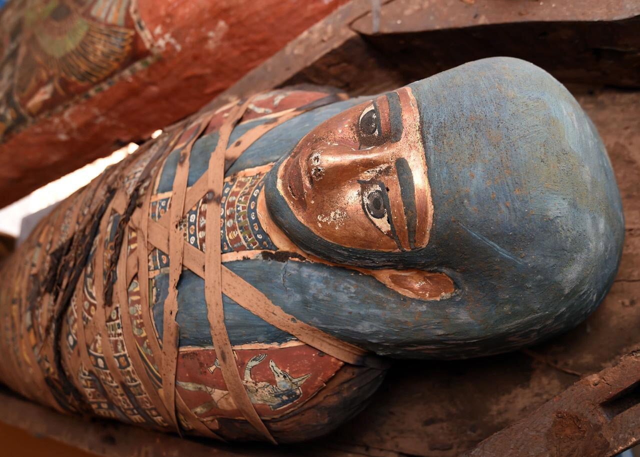 Tres nuevos pozos con un gran número de ataúdes humanos decorados y cerrados hace más de 2.500 años, además de estatuas de madera coloridas, han sido descubiertas en Saqara, al sur de El Cairo. La misión arqueológica egipcia ha anunciado varios descubrimientos arqueológicos importantes en este yacimiento arqueólogico, la última de los cuales fue revelar 59 ataúdes humanos coloridos dentro de los cuales hay momias en buen estado de conservación de funcionarios y sacerdotes de la 26ª dinastía anunciados en una conferencia de prensa mundial a principios de octubre. Los detalles de este descubrimiento serán anunciados durante las próximas semanas en una conferencia de prensa en el sitio arqueológico Saqqara, después de que se complete la documentación arqueológica y la fotografía, informó el Ministerio de Antigüedades de Egipto en un comunicado.