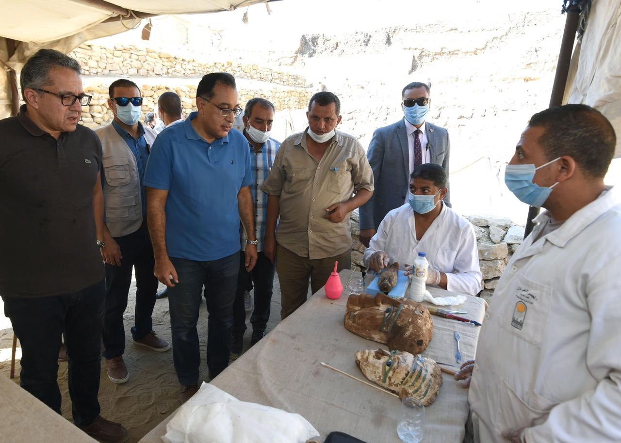 Tres nuevos pozos con un gran número de ataúdes humanos decorados y cerrados hace más de 2.500 años, además de estatuas de madera coloridas, han sido descubiertas en Saqara, al sur de El Cairo. La misión arqueológica egipcia ha anunciado varios descubrimientos arqueológicos importantes en este yacimiento arqueólogico, la última de los cuales fue revelar 59 ataúdes humanos coloridos dentro de los cuales hay momias en buen estado de conservación de funcionarios y sacerdotes de la 26ª dinastía anunciados en una conferencia de prensa mundial a principios de octubre. Los detalles de este descubrimiento serán anunciados durante las próximas semanas en una conferencia de prensa en el sitio arqueológico Saqqara, después de que se complete la documentación arqueológica y la fotografía, informó el Ministerio de Antigüedades de Egipto en un comunicado.