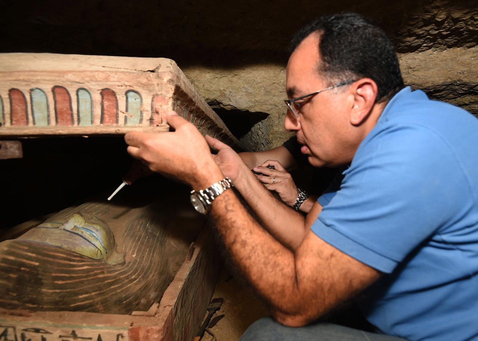 Tres nuevos pozos con un gran número de ataúdes humanos decorados y cerrados hace más de 2.500 años, además de estatuas de madera coloridas, han sido descubiertas en Saqara, al sur de El Cairo. La misión arqueológica egipcia ha anunciado varios descubrimientos arqueológicos importantes en este yacimiento arqueólogico, la última de los cuales fue revelar 59 ataúdes humanos coloridos dentro de los cuales hay momias en buen estado de conservación de funcionarios y sacerdotes de la 26ª dinastía anunciados en una conferencia de prensa mundial a principios de octubre. Los detalles de este descubrimiento serán anunciados durante las próximas semanas en una conferencia de prensa en el sitio arqueológico Saqqara, después de que se complete la documentación arqueológica y la fotografía, informó el Ministerio de Antigüedades de Egipto en un comunicado.