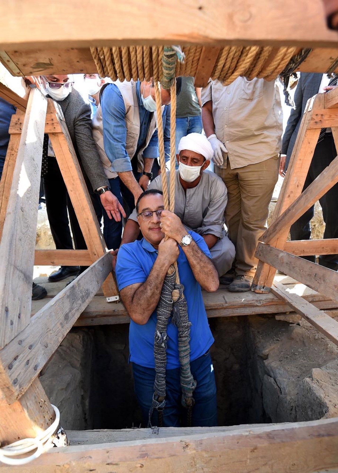 Tres nuevos pozos con un gran número de ataúdes humanos decorados y cerrados hace más de 2.500 años, además de estatuas de madera coloridas, han sido descubiertas en Saqara, al sur de El Cairo. La misión arqueológica egipcia ha anunciado varios descubrimientos arqueológicos importantes en este yacimiento arqueólogico, la última de los cuales fue revelar 59 ataúdes humanos coloridos dentro de los cuales hay momias en buen estado de conservación de funcionarios y sacerdotes de la 26ª dinastía anunciados en una conferencia de prensa mundial a principios de octubre. Los detalles de este descubrimiento serán anunciados durante las próximas semanas en una conferencia de prensa en el sitio arqueológico Saqqara, después de que se complete la documentación arqueológica y la fotografía, informó el Ministerio de Antigüedades de Egipto en un comunicado.