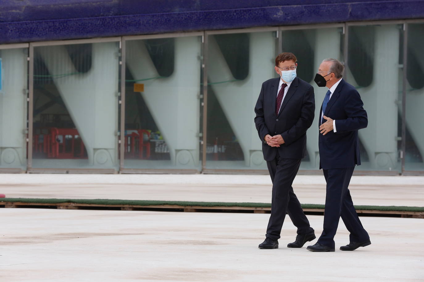 El presidente de la Generalitat Valenciana, Ximo Puig, y el presidente de la Fundación la Caixa, Isidro Fainé, visitan las obras para convertir el Ágora en un centro cultural