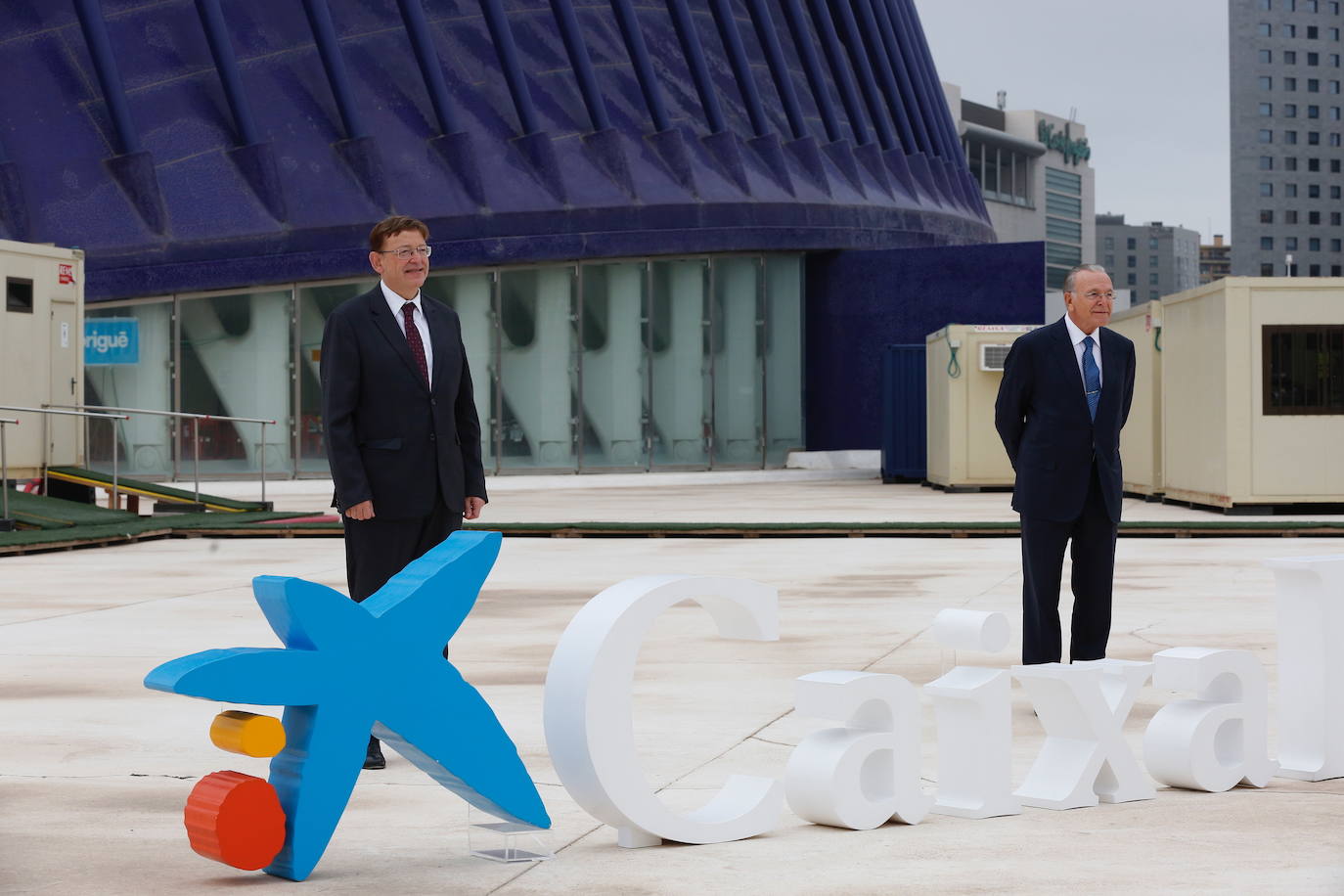 El presidente de la Generalitat Valenciana, Ximo Puig, y el presidente de la Fundación la Caixa, Isidro Fainé, visitan las obras para convertir el Ágora en un centro cultural