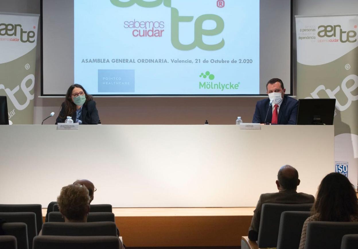 Oltra, a la izquierda, y Toro, a la derecha, ayer durante el acto de clausura de la asamblea de Aerte. LP