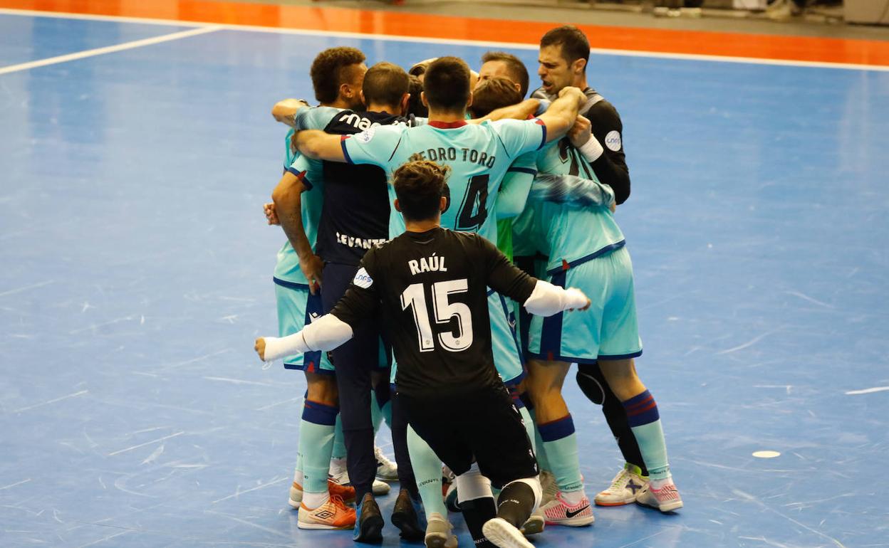 El Levante FS celebra un gol ayer. 