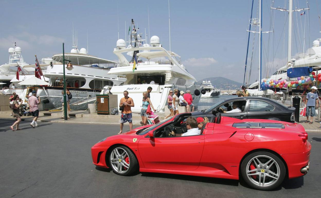 Puerto deportivo de Saint-Tropez (Francia). 