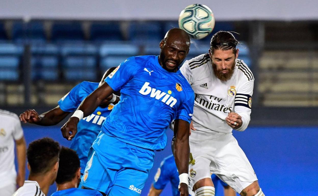 Mangala disputa un balón aéreo con Sergio Ramos, capitán del Real Madrid. 