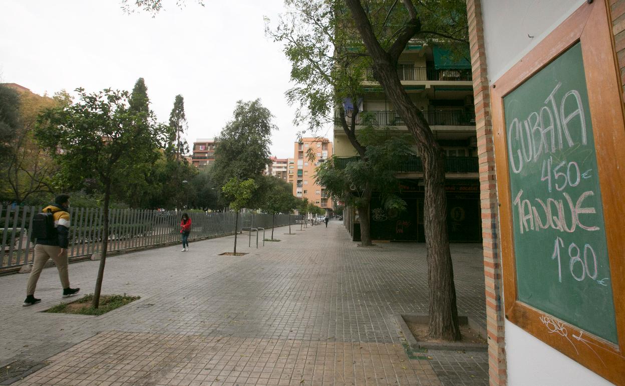 Un bar ofrece bebida barata en la plaza del Cedro. 