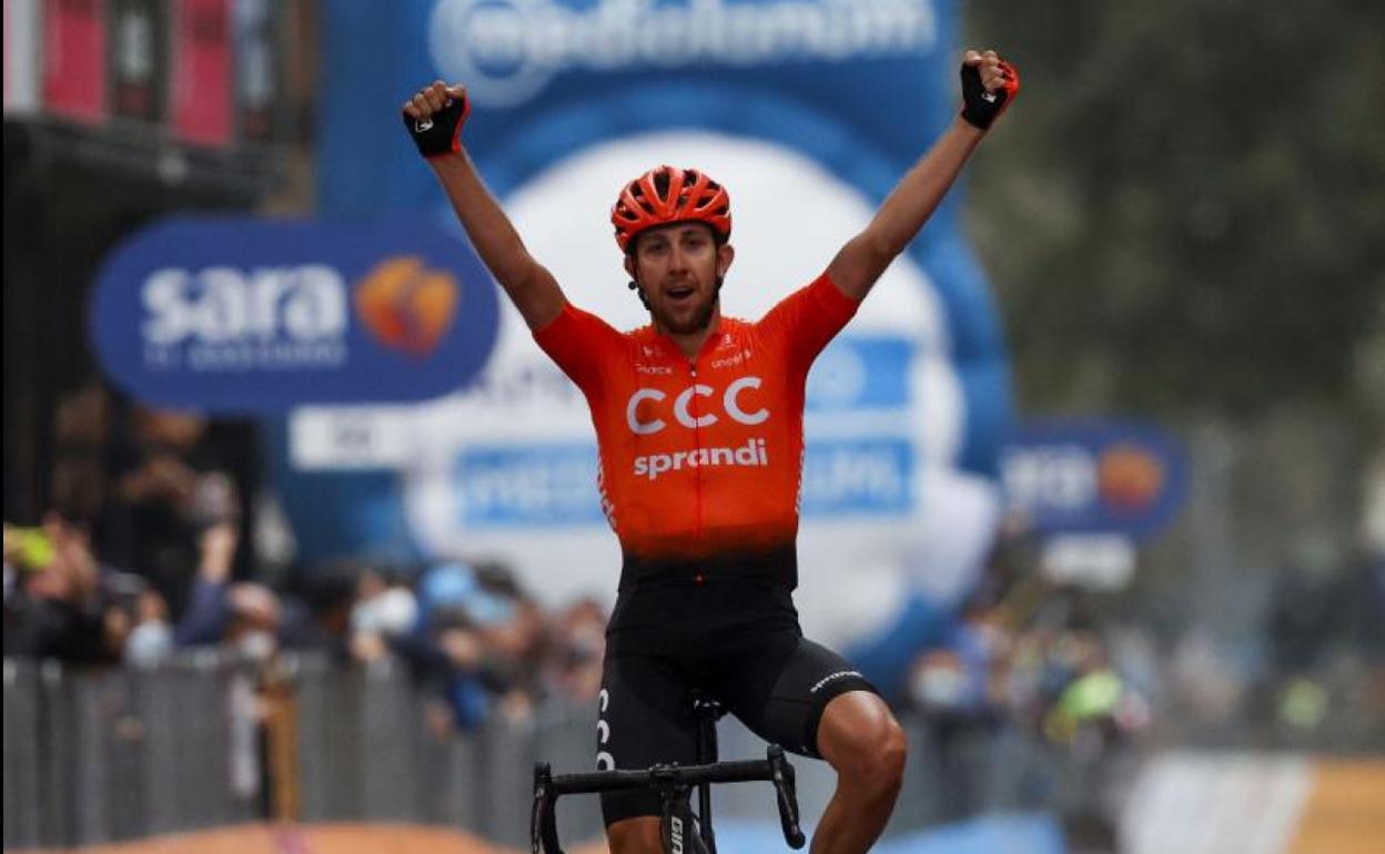 El checo Josef Cerny celebra su victoria. 