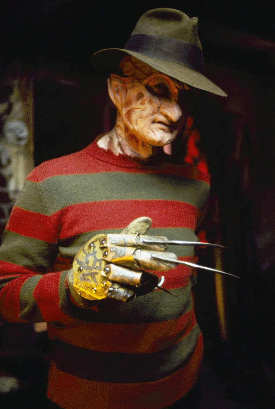 Su historia sigue aterrorizando, años después del estreno de la película 'Pesadilla en Elm Street' (1984). Es uno de los personajes más temidos en el imaginario de terror, el espíritu de un asesino en serie que fue quemado y ahora mata a sus víctimas con un guante lleno de cuchillas. 