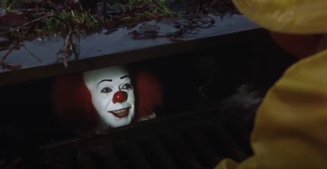 También conocido como 'It' o 'Eso', la historia de este diabólico payaso sigue poniendo la piel de gallina décadas después de contarla en la mini serie de 1990. Creado por Stephen King, este personaje no tiene forma concreta pero suele presentarse como esta figura de de pelo rojo y rostro pálido, con afilados colmillos que muestra para atemorizar a sus víctimas.