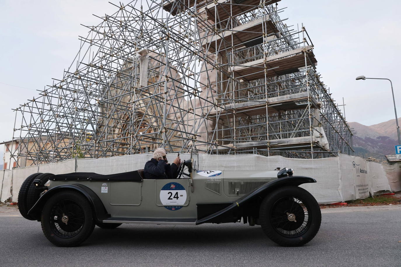 El rally Mille Miglia reúne los automóviles más bellos del mundo. Durante 30 años -desde 1927 hasta 1957-, la Mille Miglia fue la prueba automovilística por excelencia y una de las competiciones más amadas por los italianos. En 1957, un trágico accidente que costó la vida al piloto español Alfonso de Portago y a diez espectadores puso el definitivo punto final a su celebración. Los coches de época recorren estos días en varias etapas mil millas, en una versión histórica de la carrera, desde Brescia a Roma ida y vuelta. 