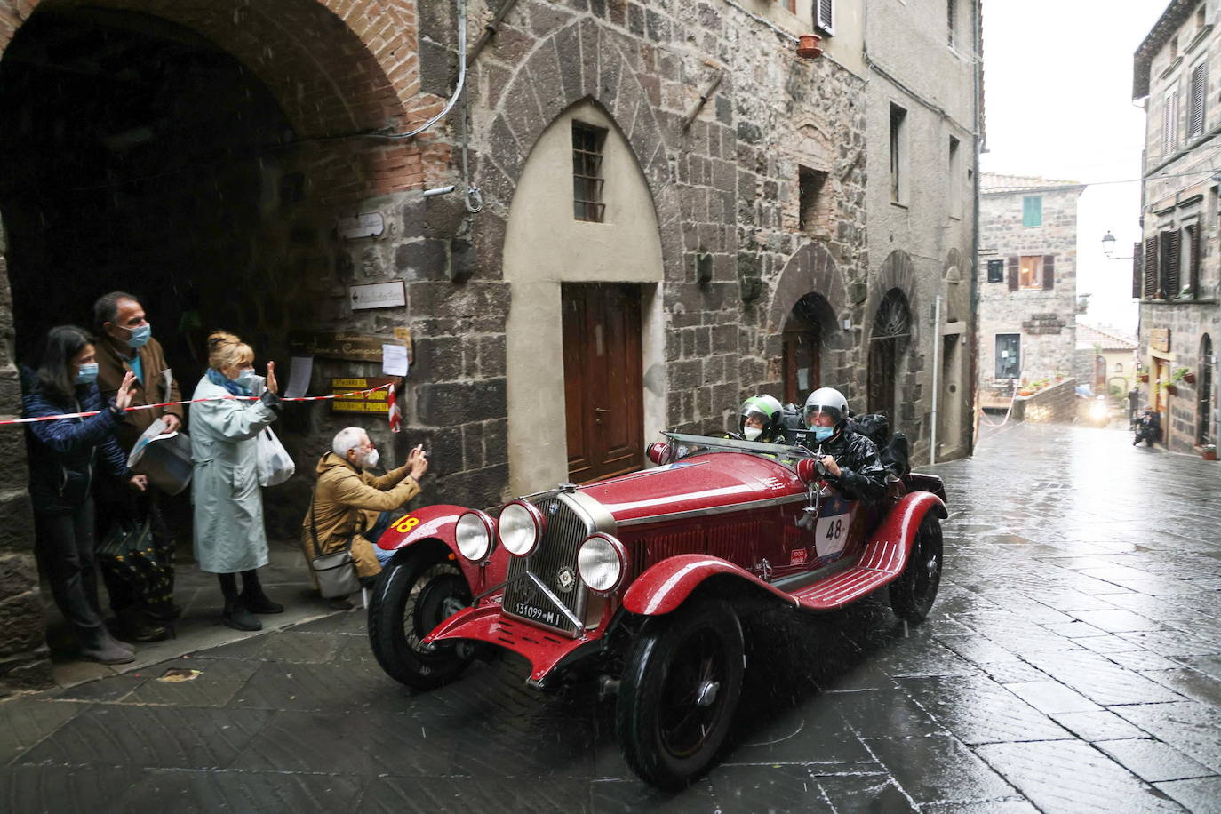 El rally Mille Miglia reúne los automóviles más bellos del mundo. Durante 30 años -desde 1927 hasta 1957-, la Mille Miglia fue la prueba automovilística por excelencia y una de las competiciones más amadas por los italianos. En 1957, un trágico accidente que costó la vida al piloto español Alfonso de Portago y a diez espectadores puso el definitivo punto final a su celebración. Los coches de época recorren estos días en varias etapas mil millas, en una versión histórica de la carrera, desde Brescia a Roma ida y vuelta. 