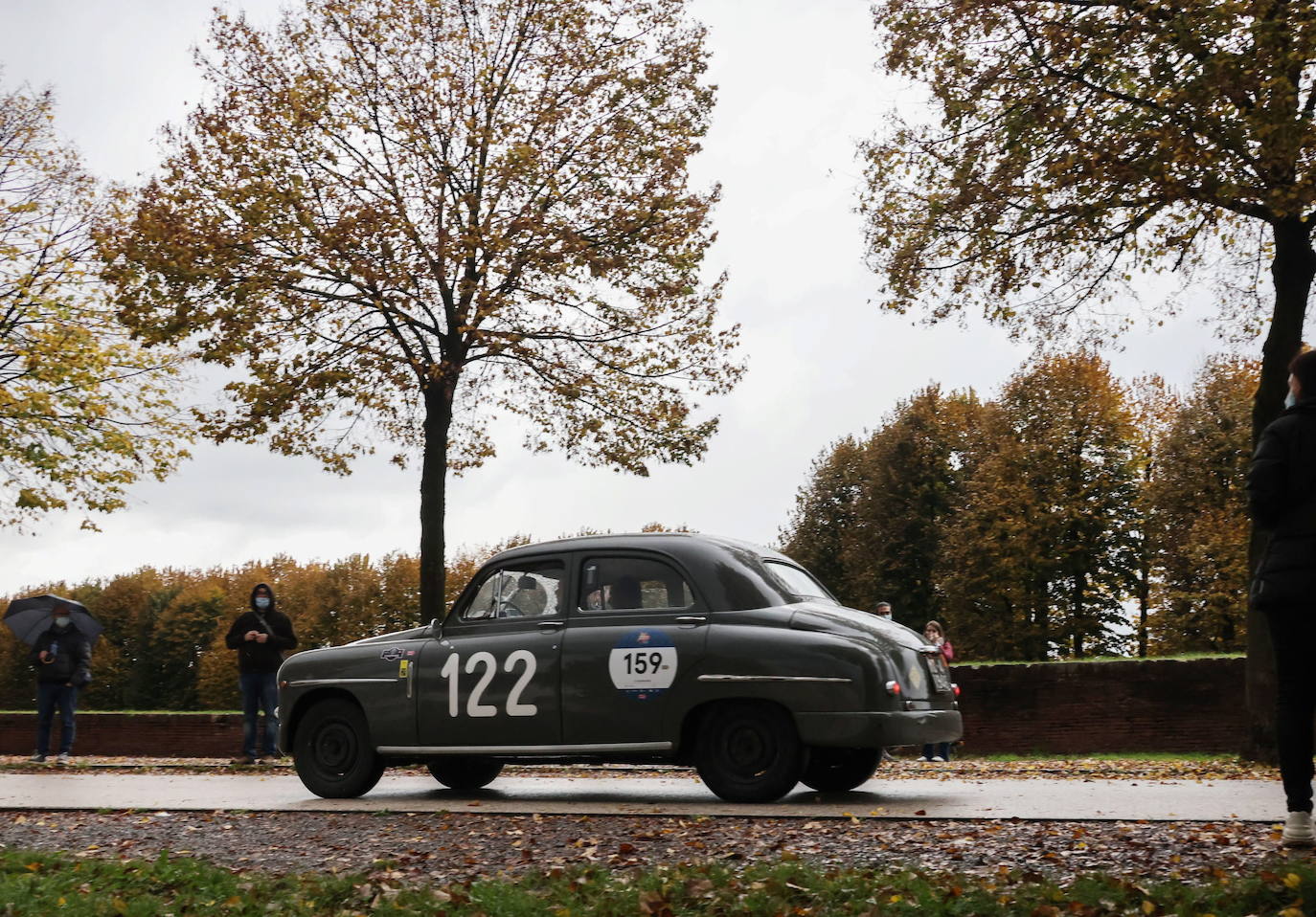 El rally Mille Miglia reúne los automóviles más bellos del mundo. Durante 30 años -desde 1927 hasta 1957-, la Mille Miglia fue la prueba automovilística por excelencia y una de las competiciones más amadas por los italianos. En 1957, un trágico accidente que costó la vida al piloto español Alfonso de Portago y a diez espectadores puso el definitivo punto final a su celebración. Los coches de época recorren estos días en varias etapas mil millas, en una versión histórica de la carrera, desde Brescia a Roma ida y vuelta. 