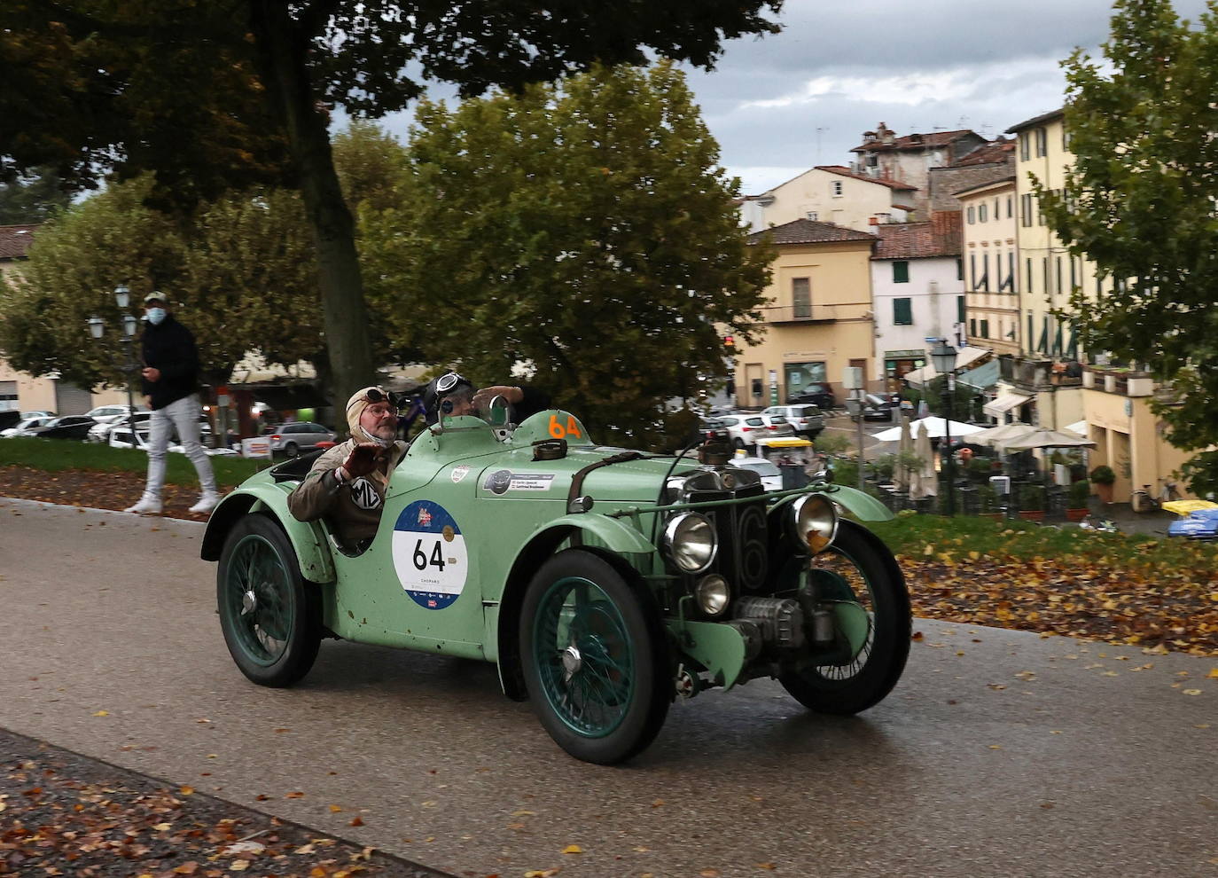 El rally Mille Miglia reúne los automóviles más bellos del mundo. Durante 30 años -desde 1927 hasta 1957-, la Mille Miglia fue la prueba automovilística por excelencia y una de las competiciones más amadas por los italianos. En 1957, un trágico accidente que costó la vida al piloto español Alfonso de Portago y a diez espectadores puso el definitivo punto final a su celebración. Los coches de época recorren estos días en varias etapas mil millas, en una versión histórica de la carrera, desde Brescia a Roma ida y vuelta. 