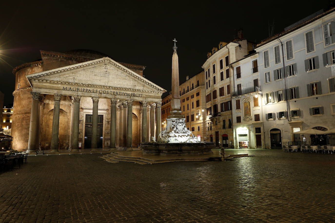 Las sombras acechan Roma. Las regiones italianas endurecen las medidas ante el alarmante aumento de los contagios de coronavirus, con toques de queda nocturnos y, en el caso de Campania, un confinamiento general que se ordenará en breve, mientras el Gobierno se resiste al cierre total. En Roma, como en toda la región de Lacio, el toque de queda deja una ciudad desierta y fantasmal desde las once de la noche. 