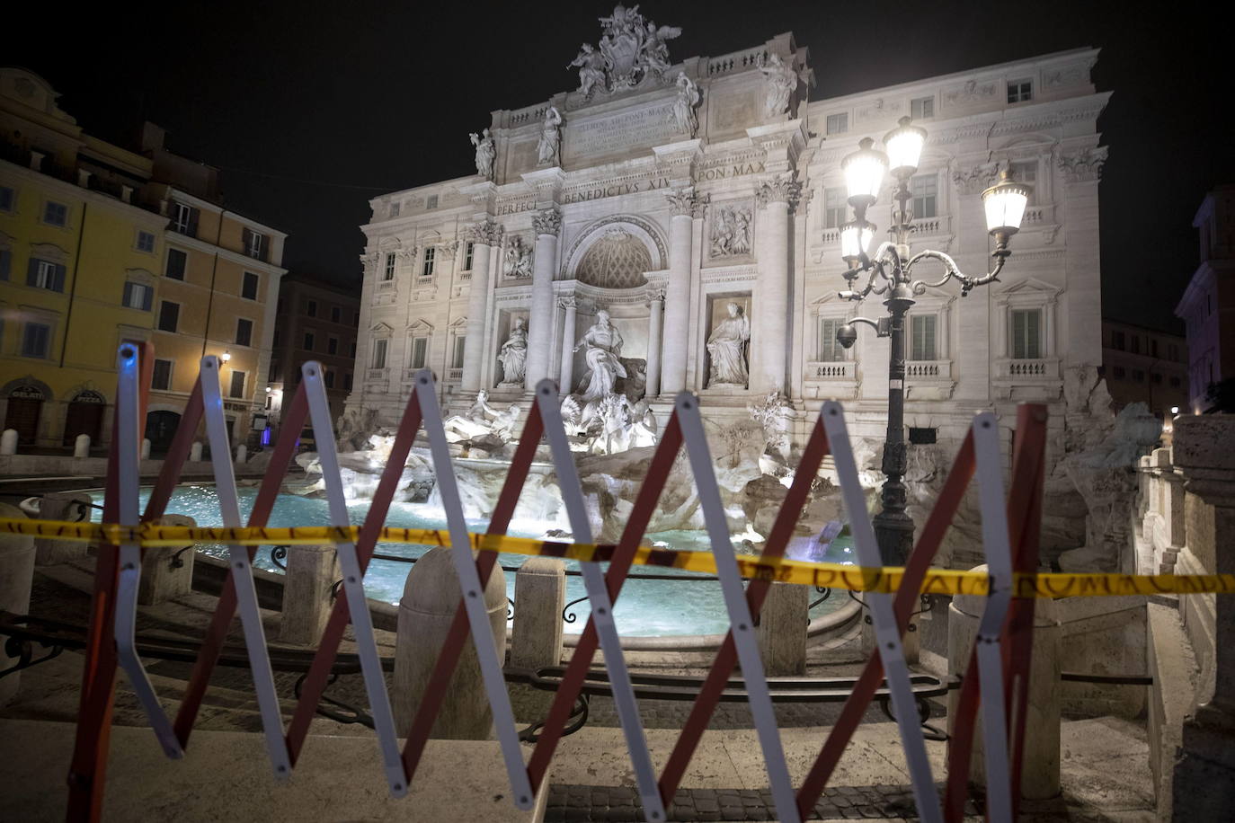 Las sombras acechan Roma. Las regiones italianas endurecen las medidas ante el alarmante aumento de los contagios de coronavirus, con toques de queda nocturnos y, en el caso de Campania, un confinamiento general que se ordenará en breve, mientras el Gobierno se resiste al cierre total. En Roma, como en toda la región de Lacio, el toque de queda deja una ciudad desierta y fantasmal desde las once de la noche. 