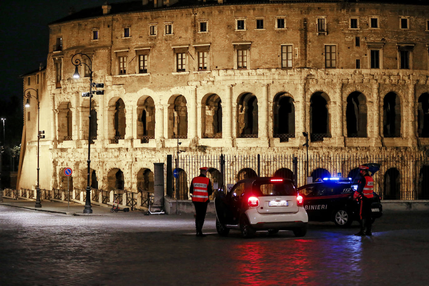 Las sombras acechan Roma. Las regiones italianas endurecen las medidas ante el alarmante aumento de los contagios de coronavirus, con toques de queda nocturnos y, en el caso de Campania, un confinamiento general que se ordenará en breve, mientras el Gobierno se resiste al cierre total. En Roma, como en toda la región de Lacio, el toque de queda deja una ciudad desierta y fantasmal desde las once de la noche. 